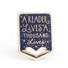 "A reader lives a thousand lives" kitűző