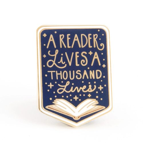 "A reader lives a thousand lives" kitűző